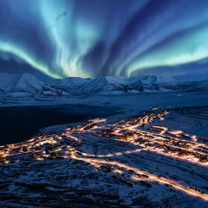 svalbard-longyearbyen-northern-lights.webp