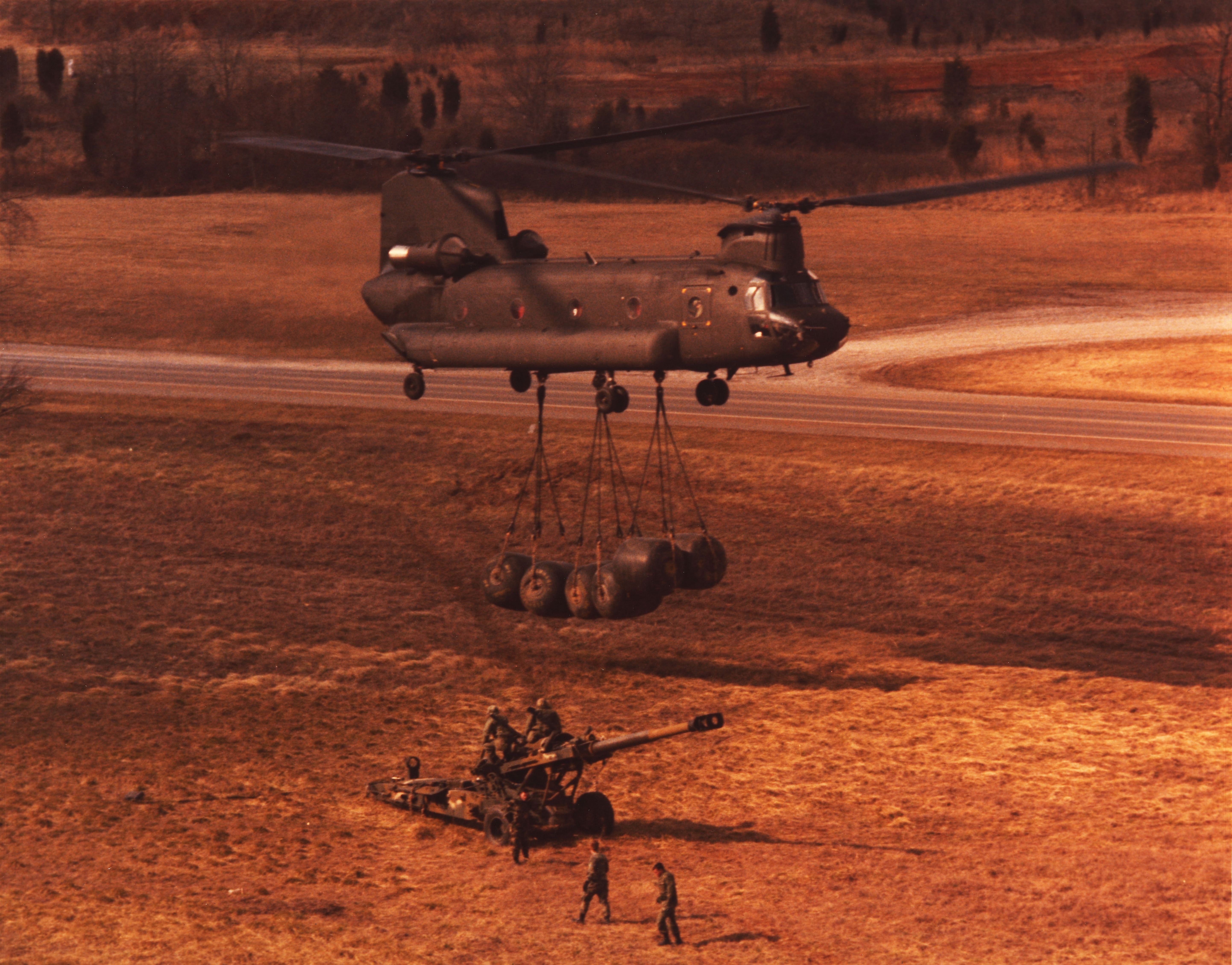 CH-47D_slinging_blivets_near_M198_Master.jpg